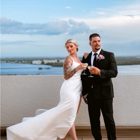 Elegant White Wedding Dress - Picture 1 of 6